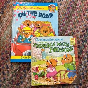 2 Vintage Berenstain Bears books 1 hard‎ cover one soft back book
